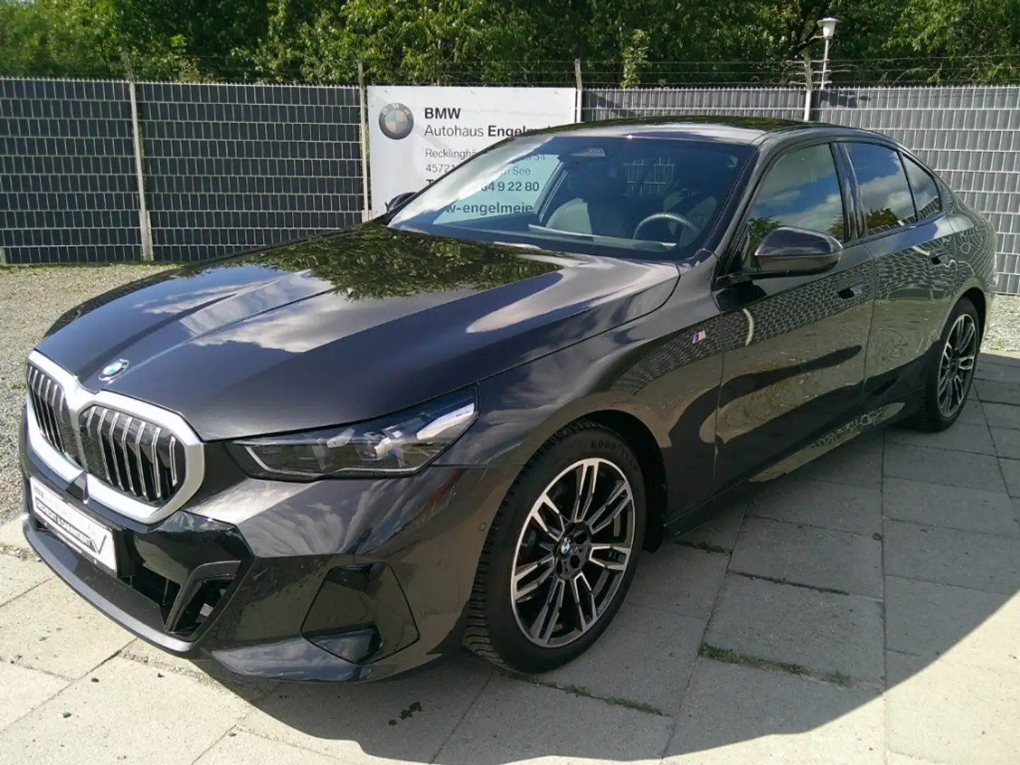 BMW 520 i M Sport AHK el. Driv.Plus Park.Plus HUD! Grau - 1