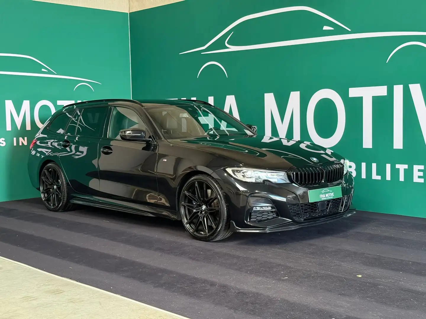 BMW 330 330i Touring - M Pack - Automaat - 20 inch Zwart - 1