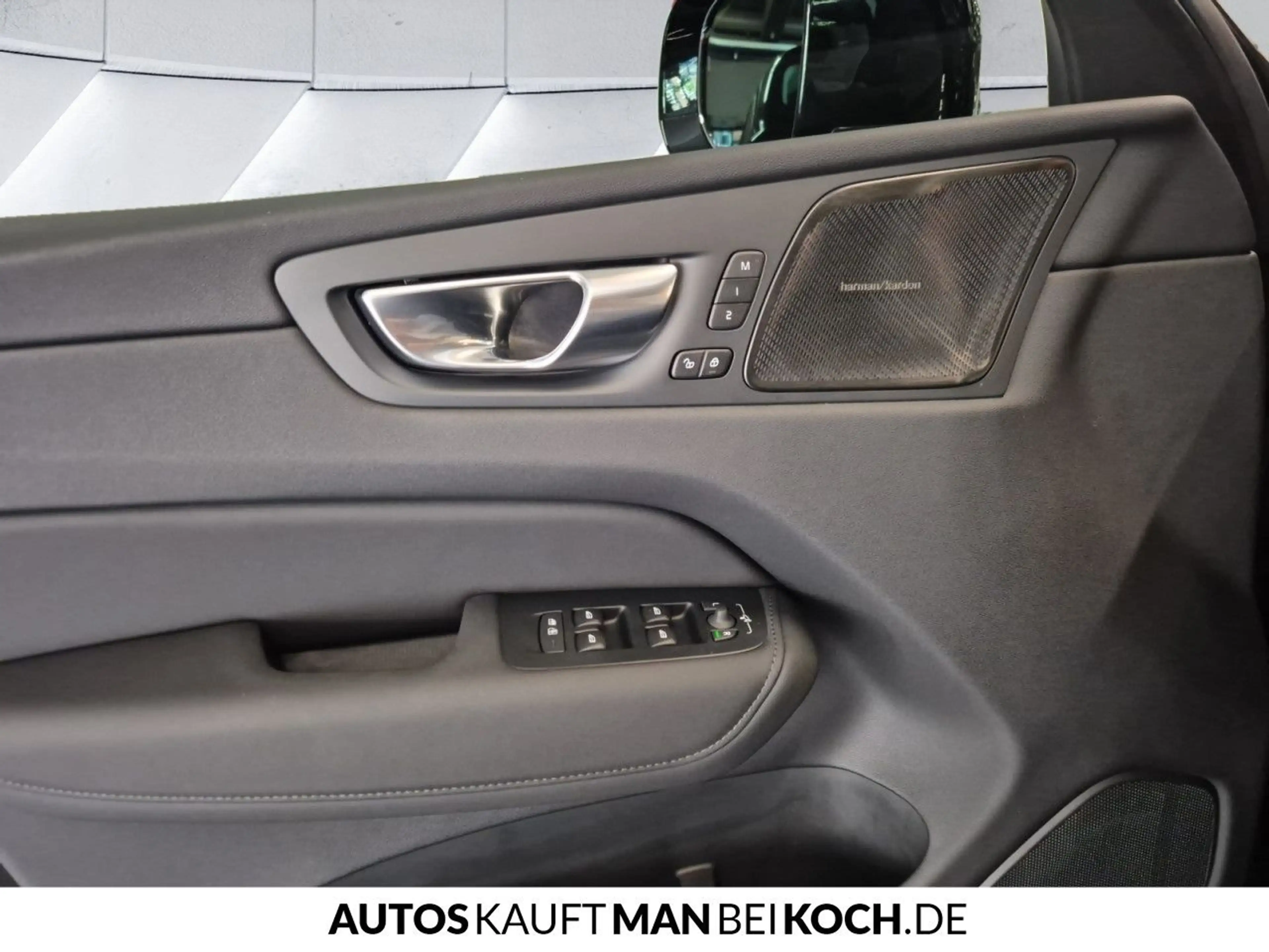 Volvo XC60 T6 AWD B Plus Dark ACC BLIS HUD PANO H/K — photo 13