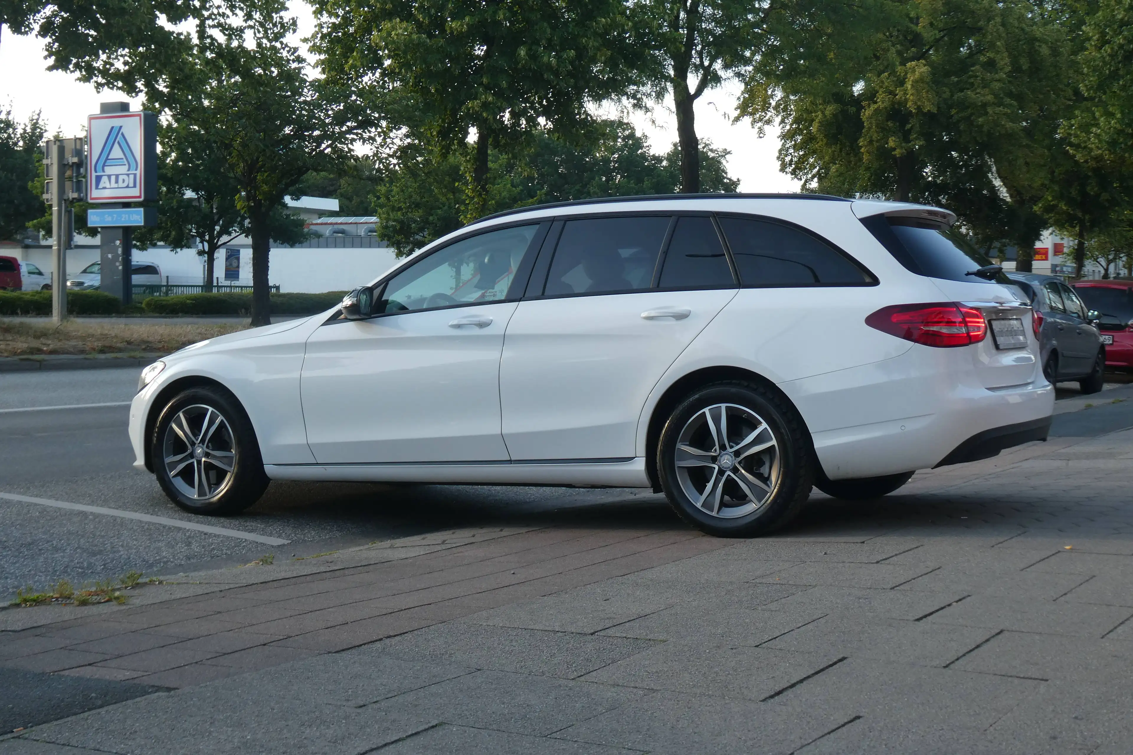 Mercedes-Benz C 250 C 250 d 4Matic T 9G-TRONIC Avantgarde — photo 3