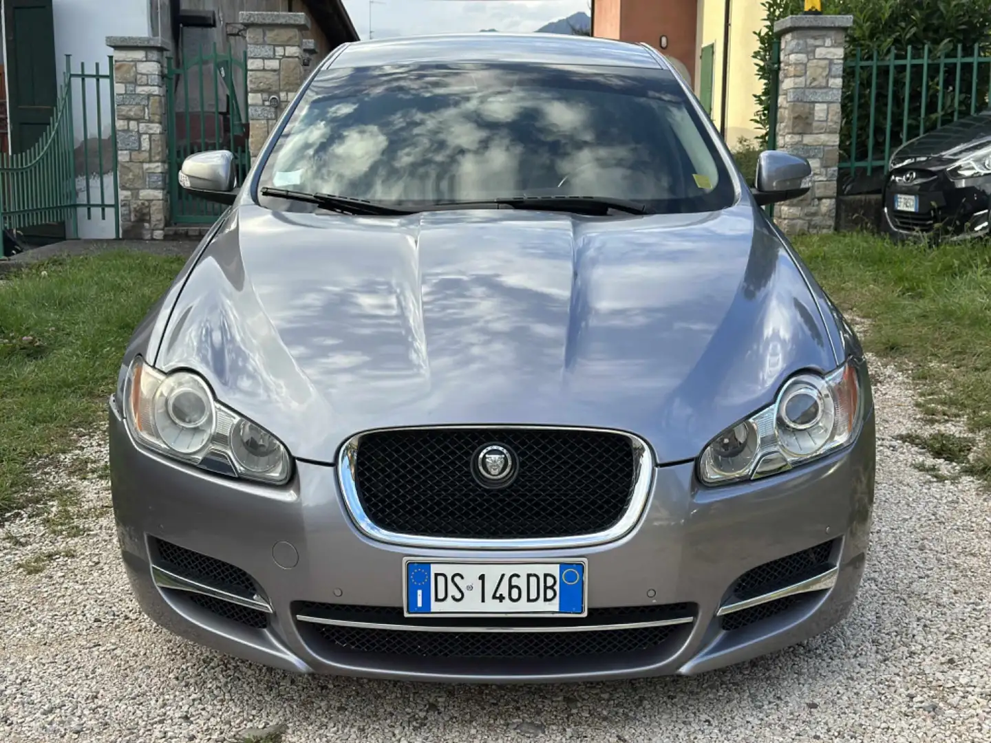 Jaguar XF XF 3.0 V6 Premium Luxury Grau - 2