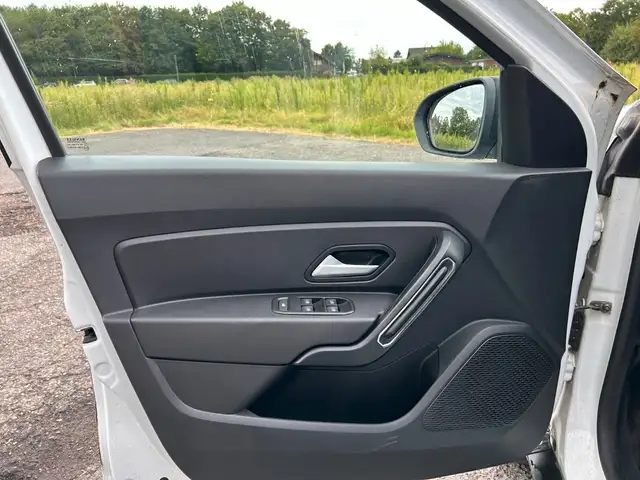 Dacia Duster view 12