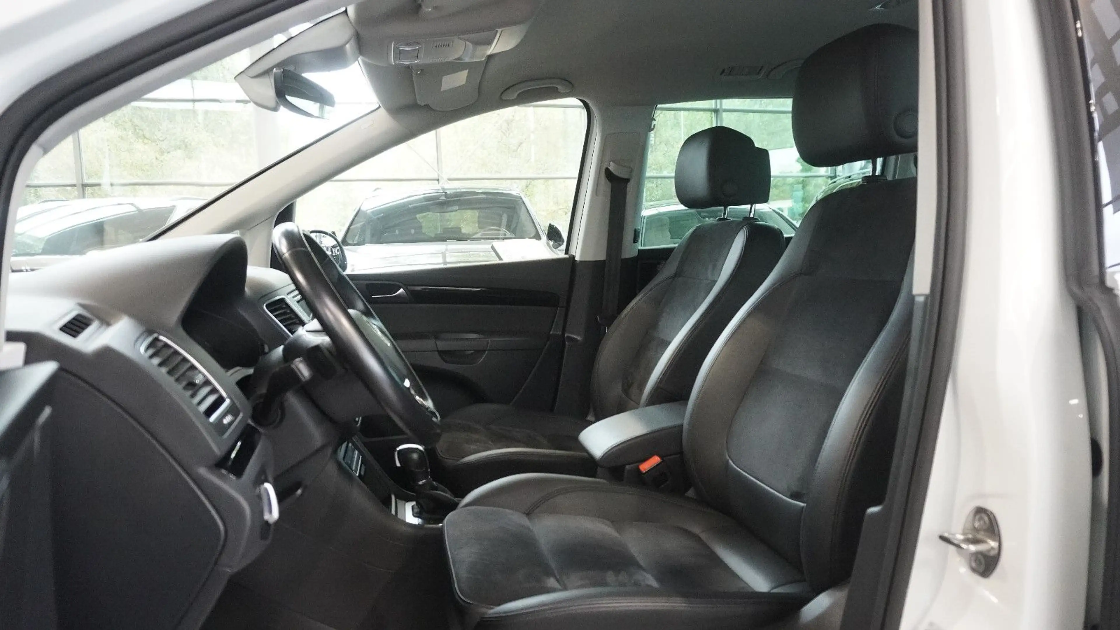 Volkswagen Sharan Highline BMT 4M*ACC*APP-CONECT*BI-XENON*7 — photo 8