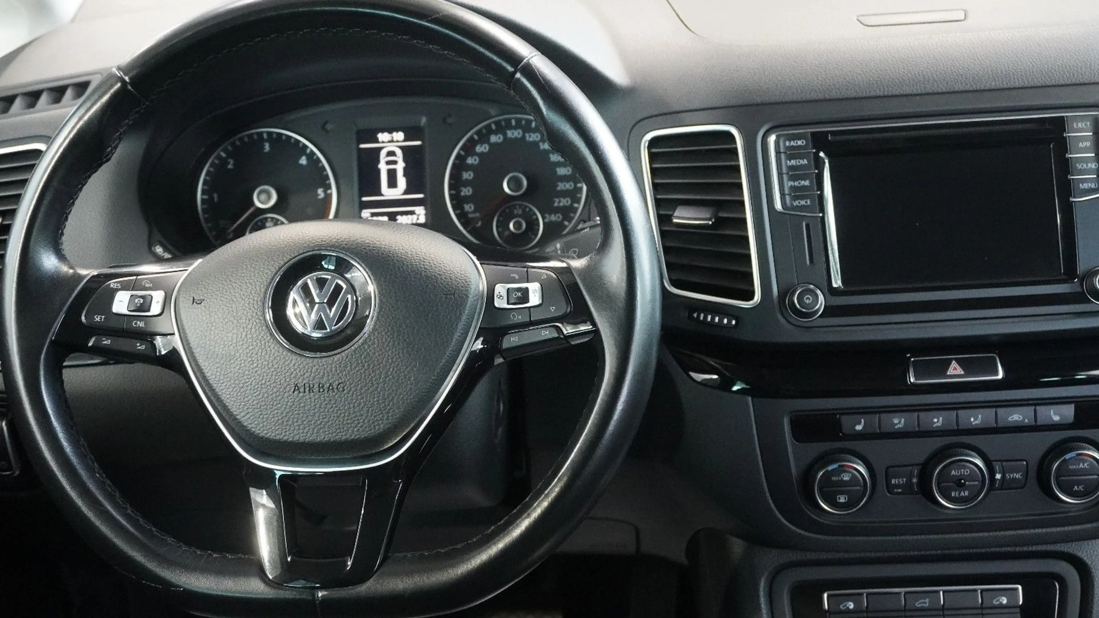 Volkswagen Sharan Highline BMT 4M*ACC*APP-CONECT*BI-XENON*7 — photo 13