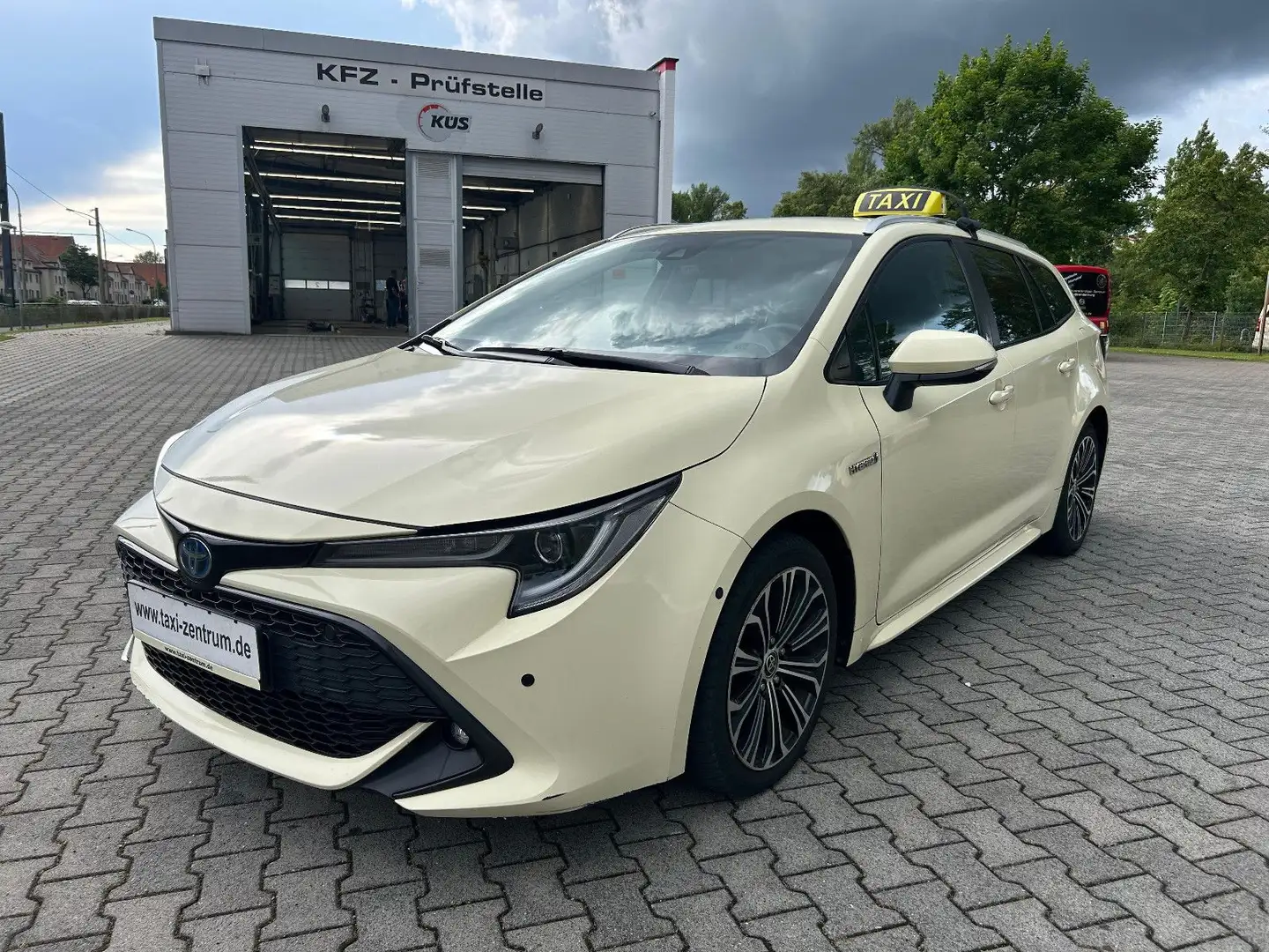 Toyota Corolla Touring Sports Hybrid TAXI MIETWAGEN Beige - 1