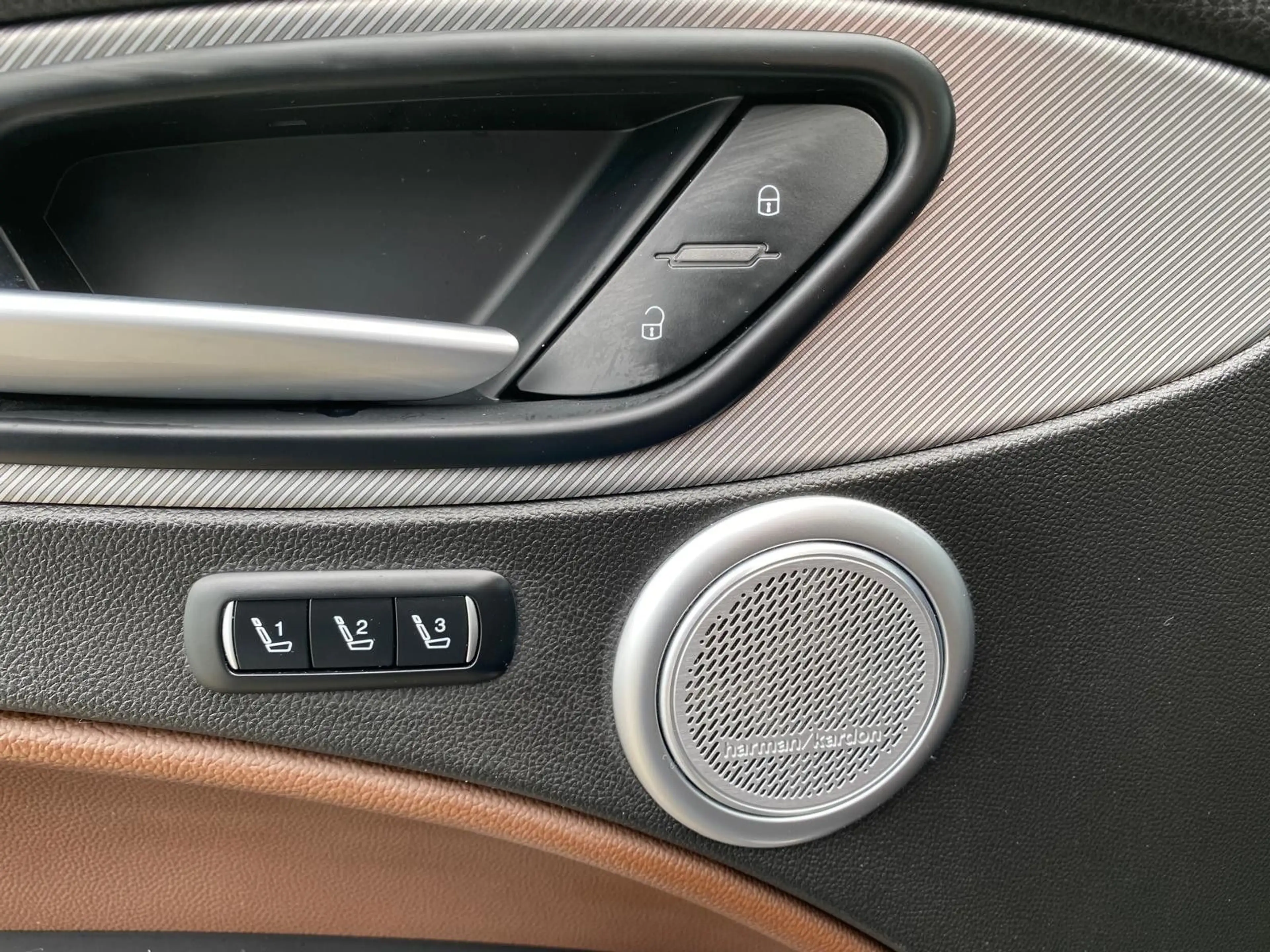 Alfa Romeo Stelvio B-Tech Q4/PANO/LED/NAVI/R-KAM/TÜV NEU — photo 14