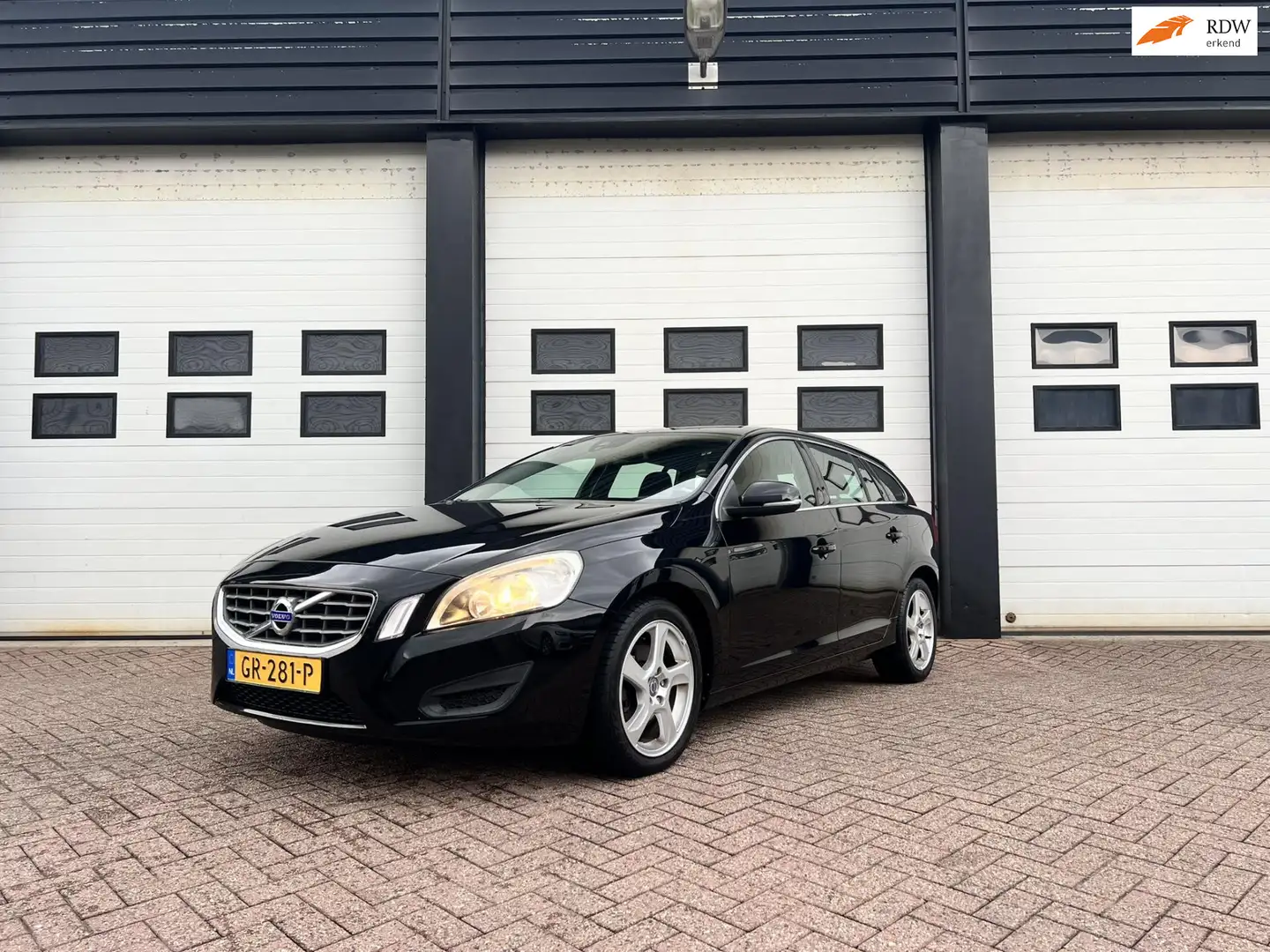 Volvo V60 1.6 T4 R-Design Zwart - 1