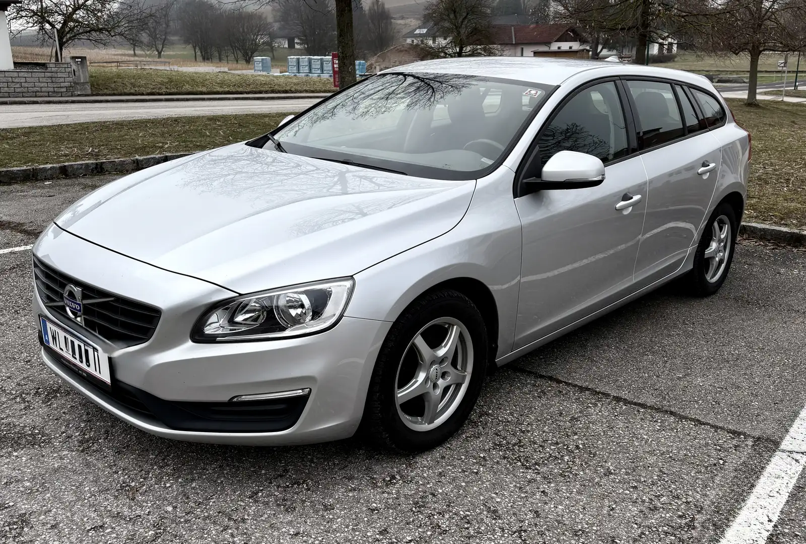Volvo V60 Kinetic Silber - 1