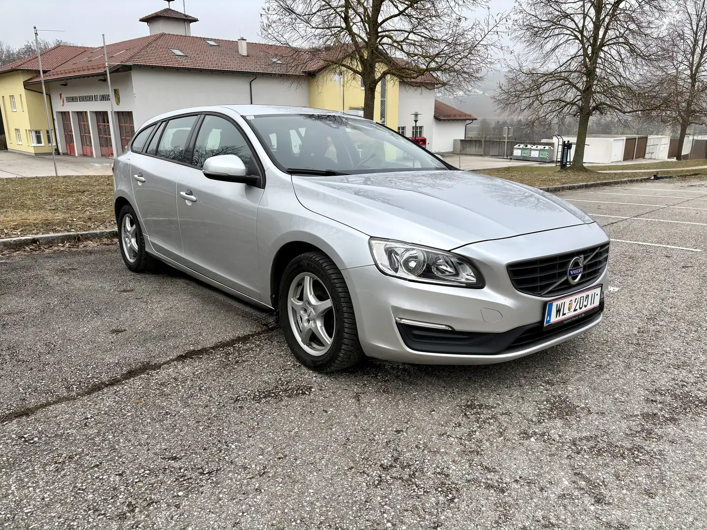Volvo V60 Kinetic Silber - 2