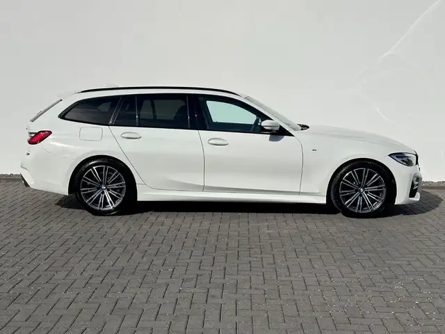 BMW 3 Series view 4
