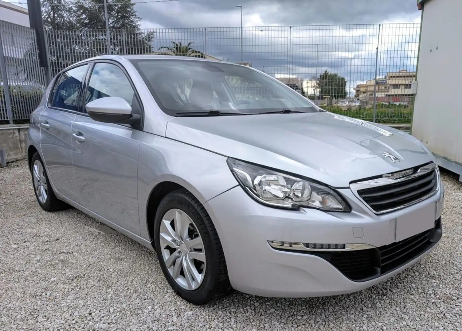 Peugeot 308 1.6 HDi 92 CV Business Silber - 2