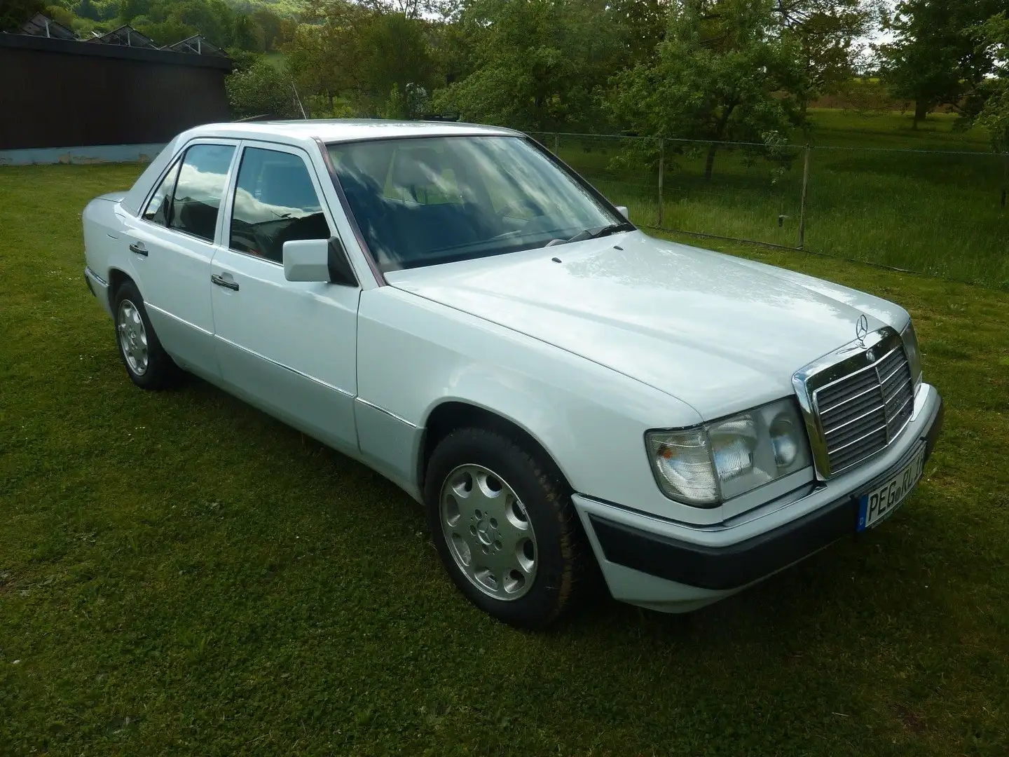 Mercedes-Benz 300 E Mit H  Kennzeichen Weiß - 2