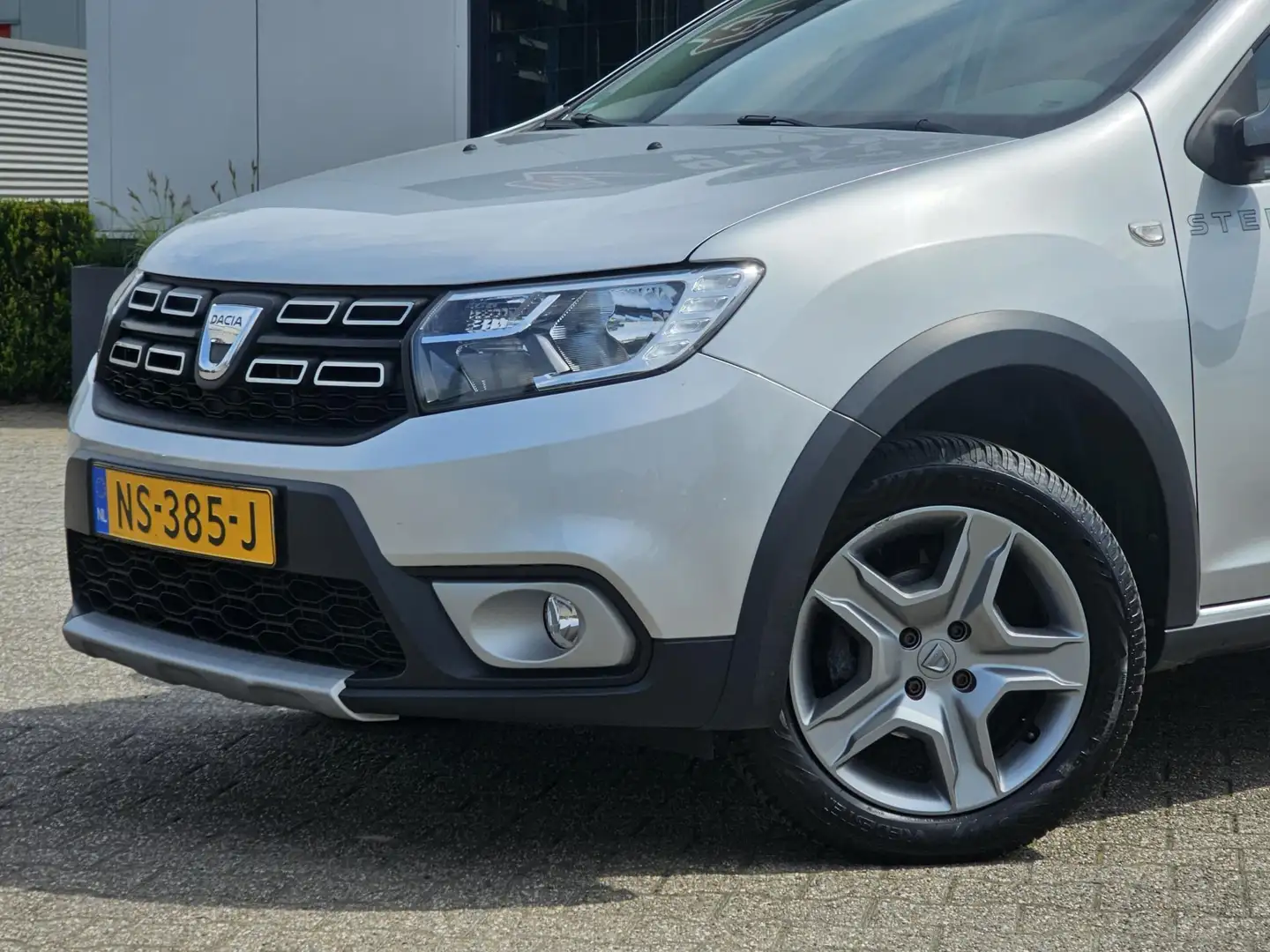 Dacia Sandero TCe 90 Stepway Laureate TREKHAAK CRUISE NAV DAB+ Grijs - 2