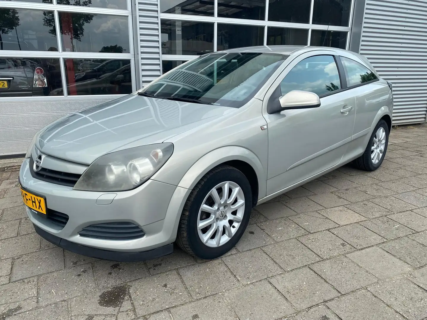 Opel Astra GTC 1.6 Enjoy Grijs - 1