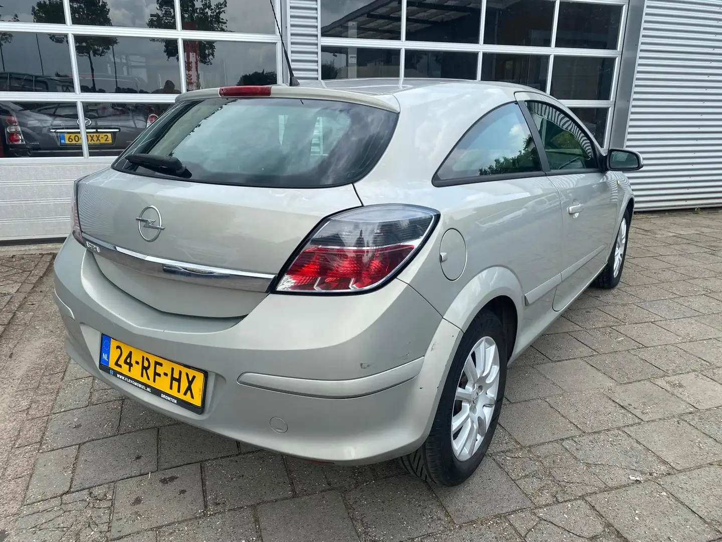 Opel Astra GTC 1.6 Enjoy Grijs - 2