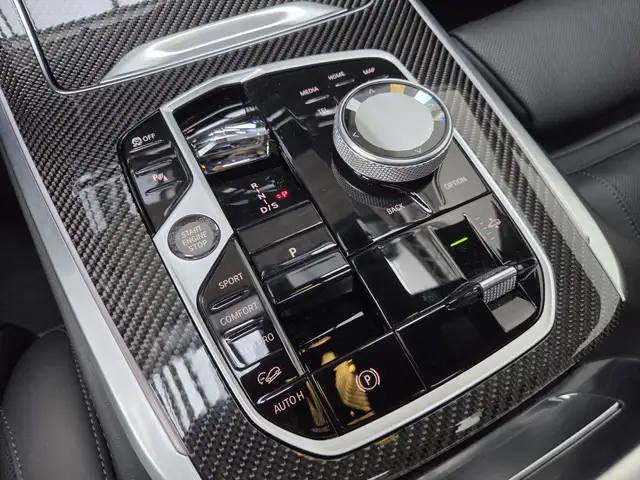 BMW X7 view 11