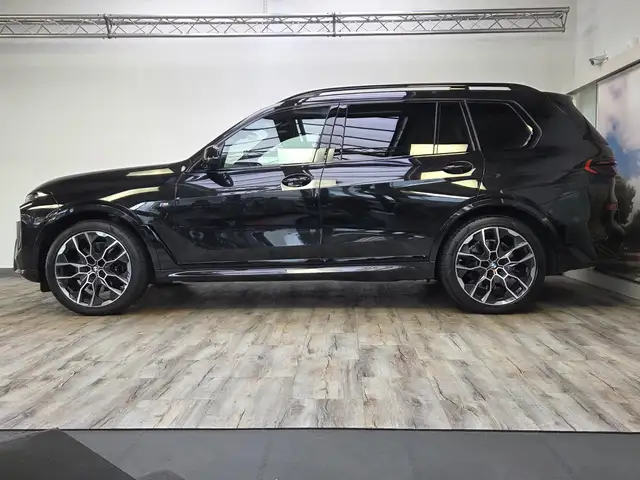 BMW X7 view 3