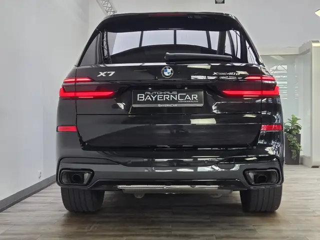 BMW X7 view 5