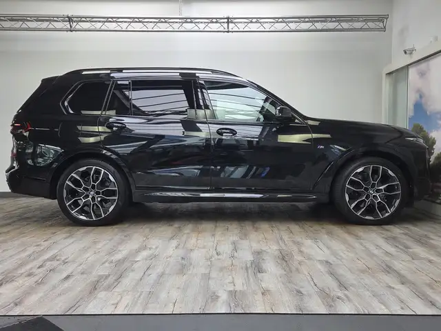 BMW X7 view 4