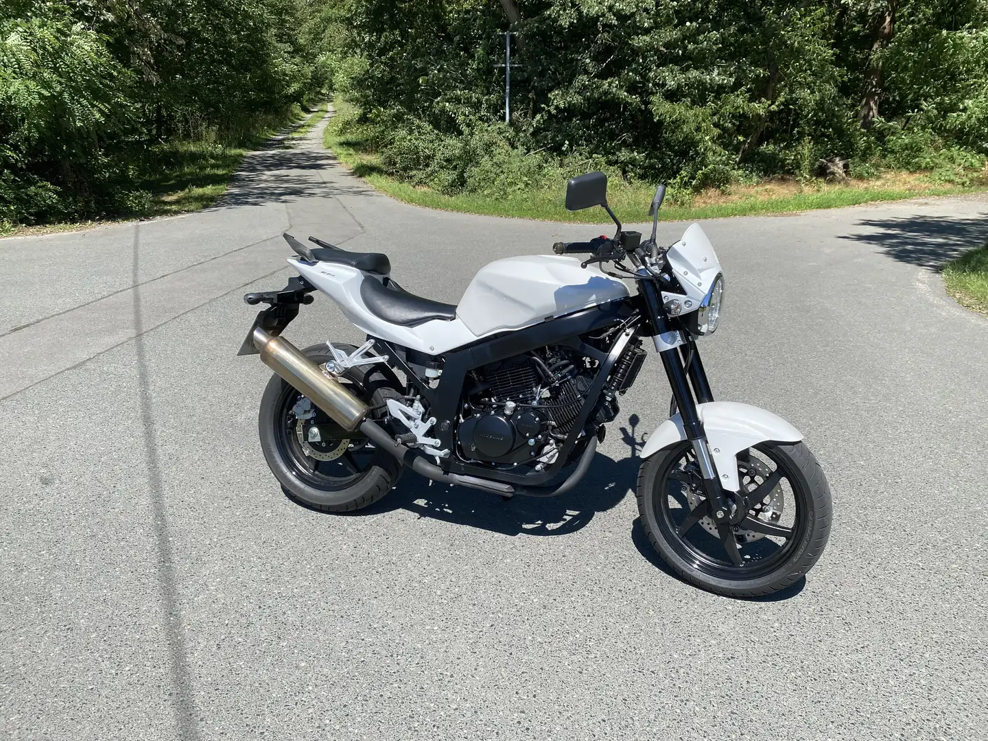 Hyosung GT 250i naked Weiß - 2