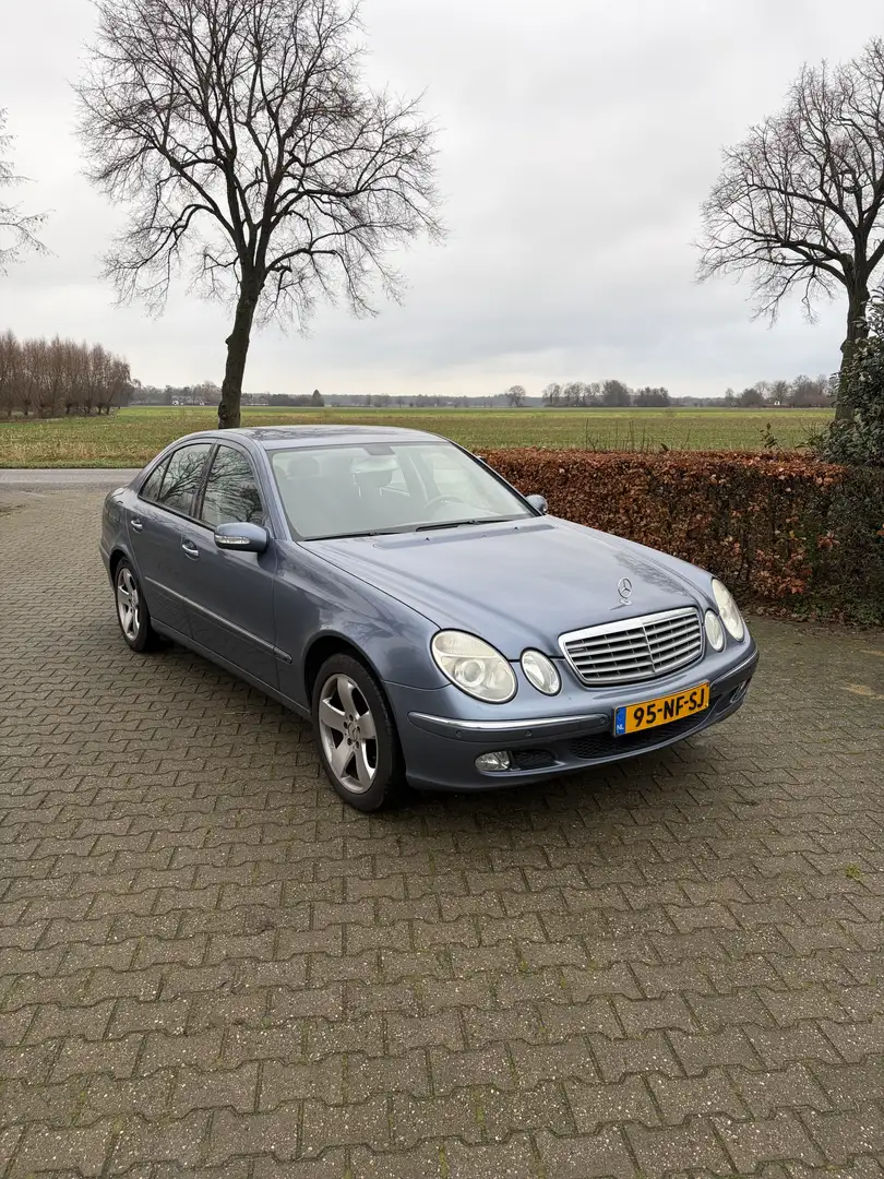 Mercedes-Benz E 240 Bleu - 1