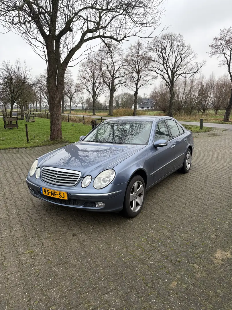Mercedes-Benz E 240 Bleu - 2