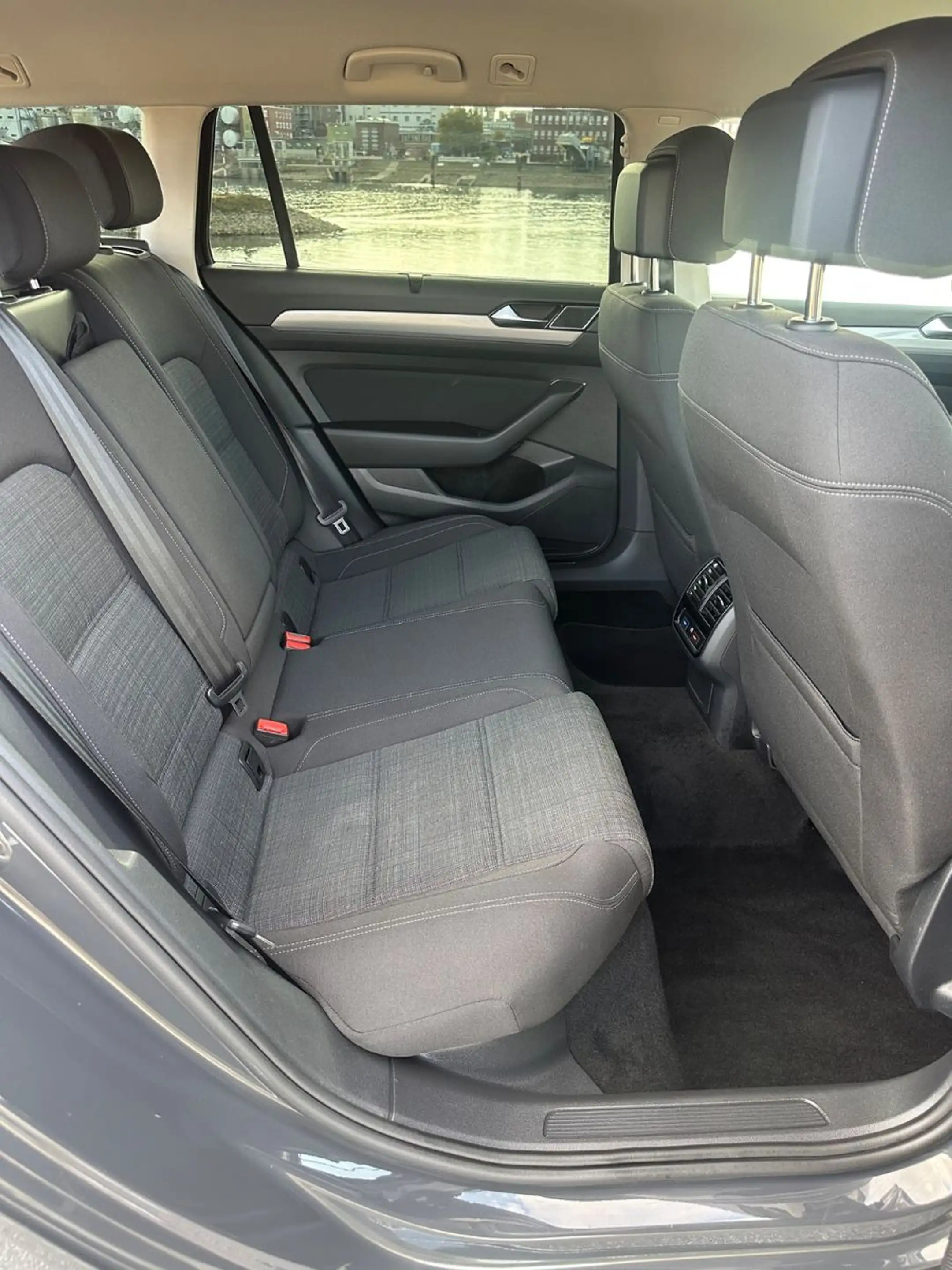 Volkswagen Passat Variant Business — photo 13