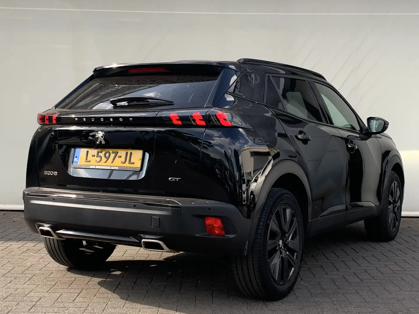 Peugeot 2008 1.2 PureTech GT Pack Airco | Alcantara | Camera | Negro - 2