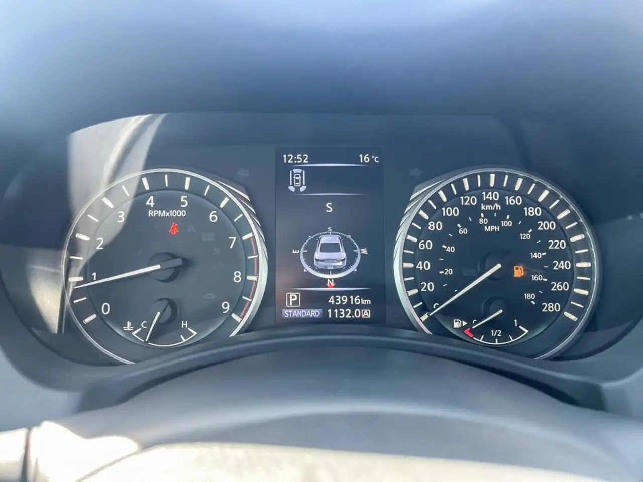 Infiniti Q60 снимка Infiniti Q60