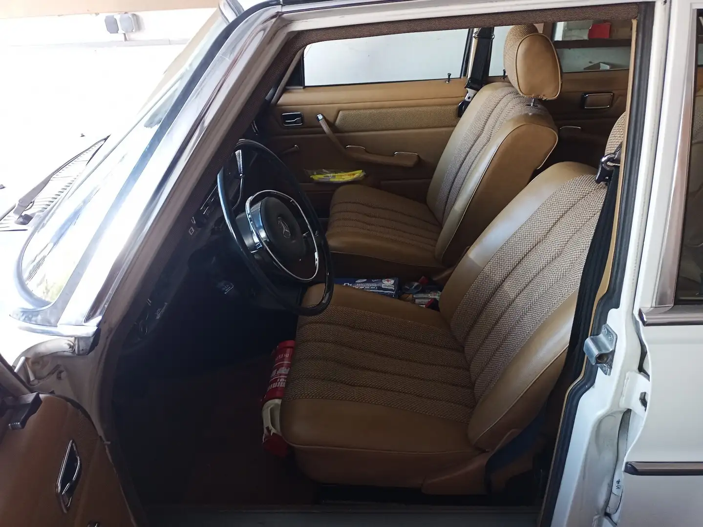 Mercedes-Benz 200 Strich acht Baureihe W115 Beige - 1