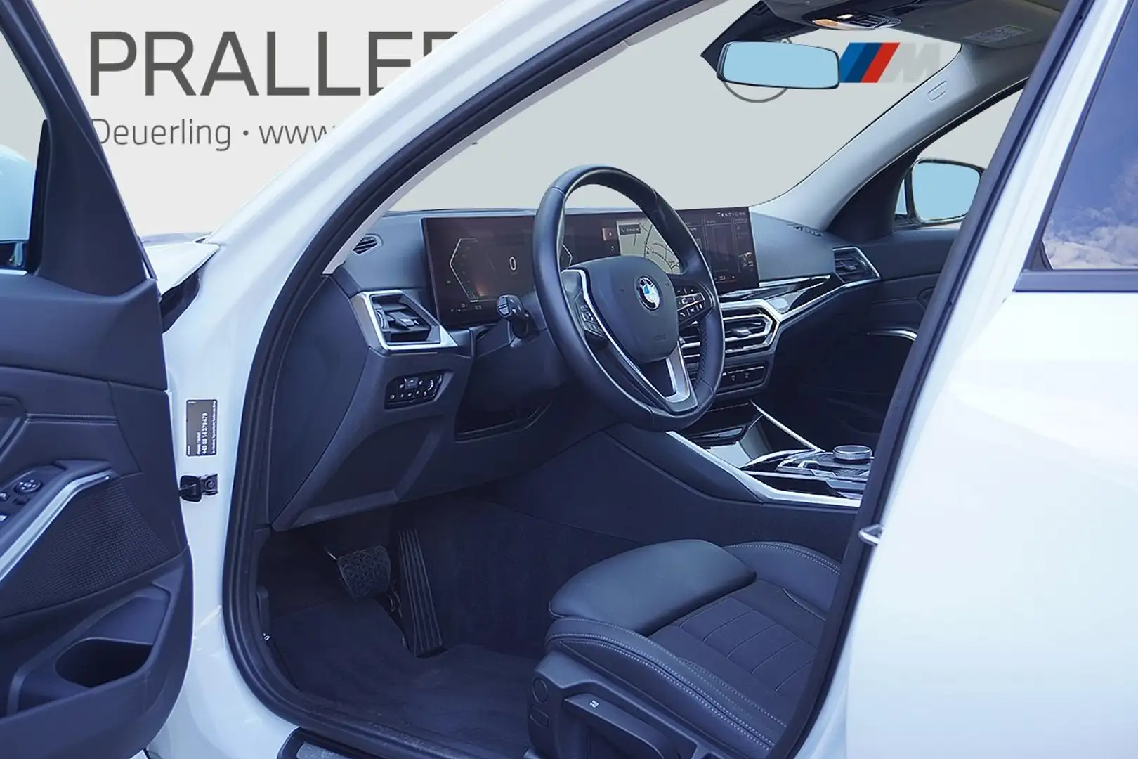 BMW 330 i xDrive Limo AHK Allrad Navi Curved Dispaly Sport Weiß - 2
