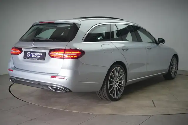 Mercedes-Benz E view 6