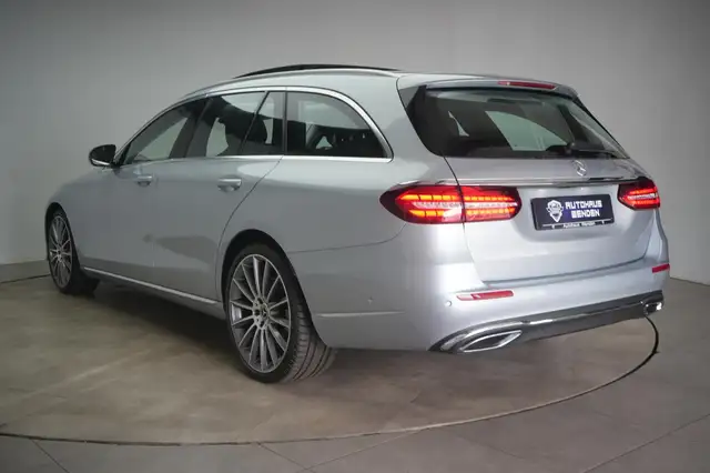 Mercedes-Benz E view 4