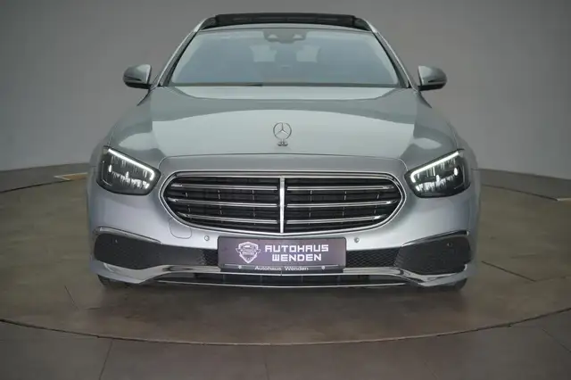Mercedes-Benz E view 2
