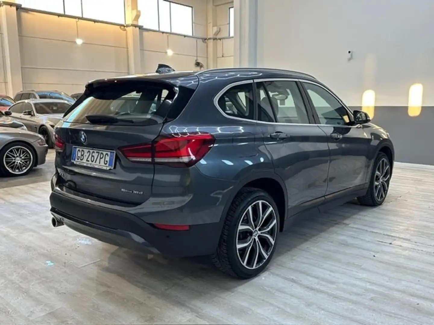 BMW X1 X1 sDrive16d Sport Grau - 2