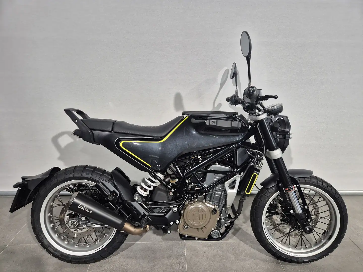 Husqvarna Svartpilen 401 Noir - 1