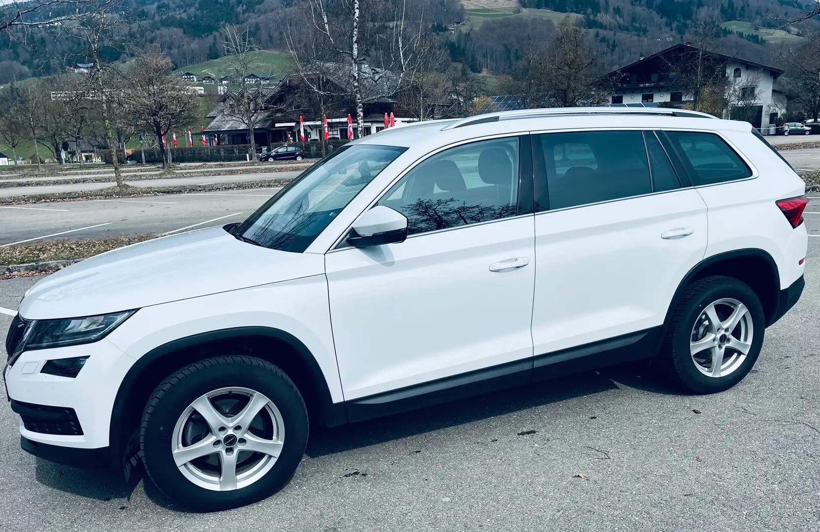 Skoda Kodiaq sehr gepflegter Skoda Kodiaq 4x4 Style, 150PS, AHK, Memorysitze, 8-fach bereift Weiß - 1