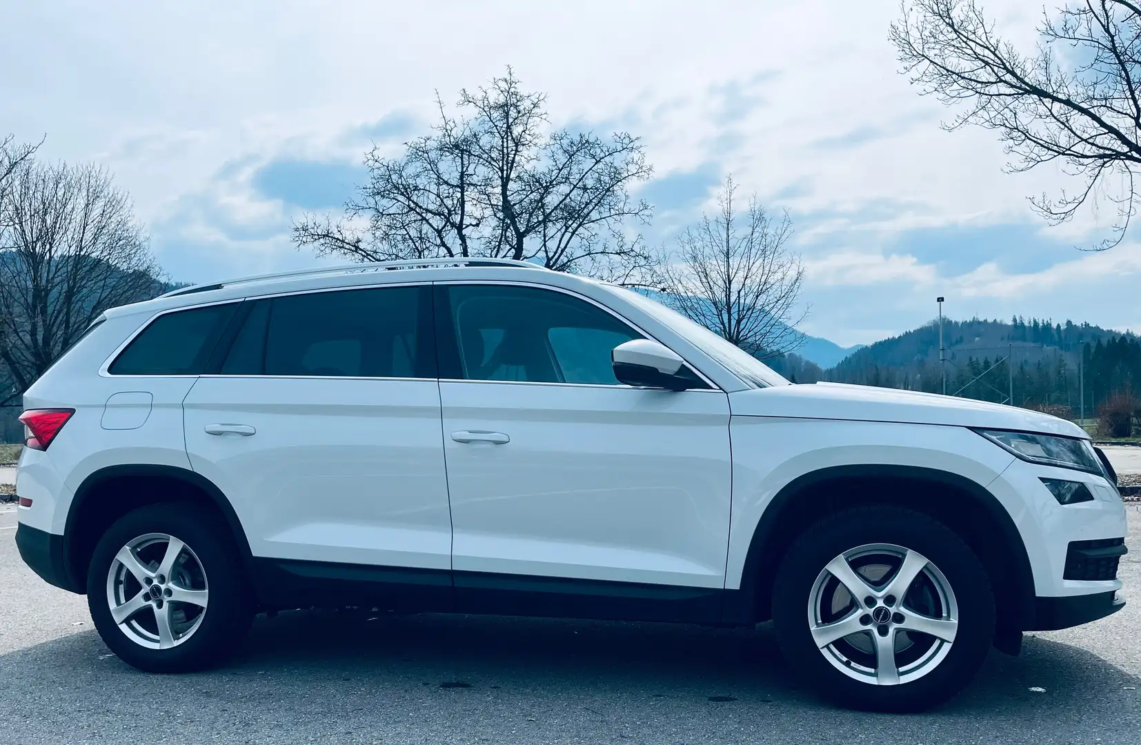 Skoda Kodiaq sehr gepflegter Skoda Kodiaq 4x4 Style, 150PS, AHK, Memorysitze, 8-fach bereift Weiß - 2
