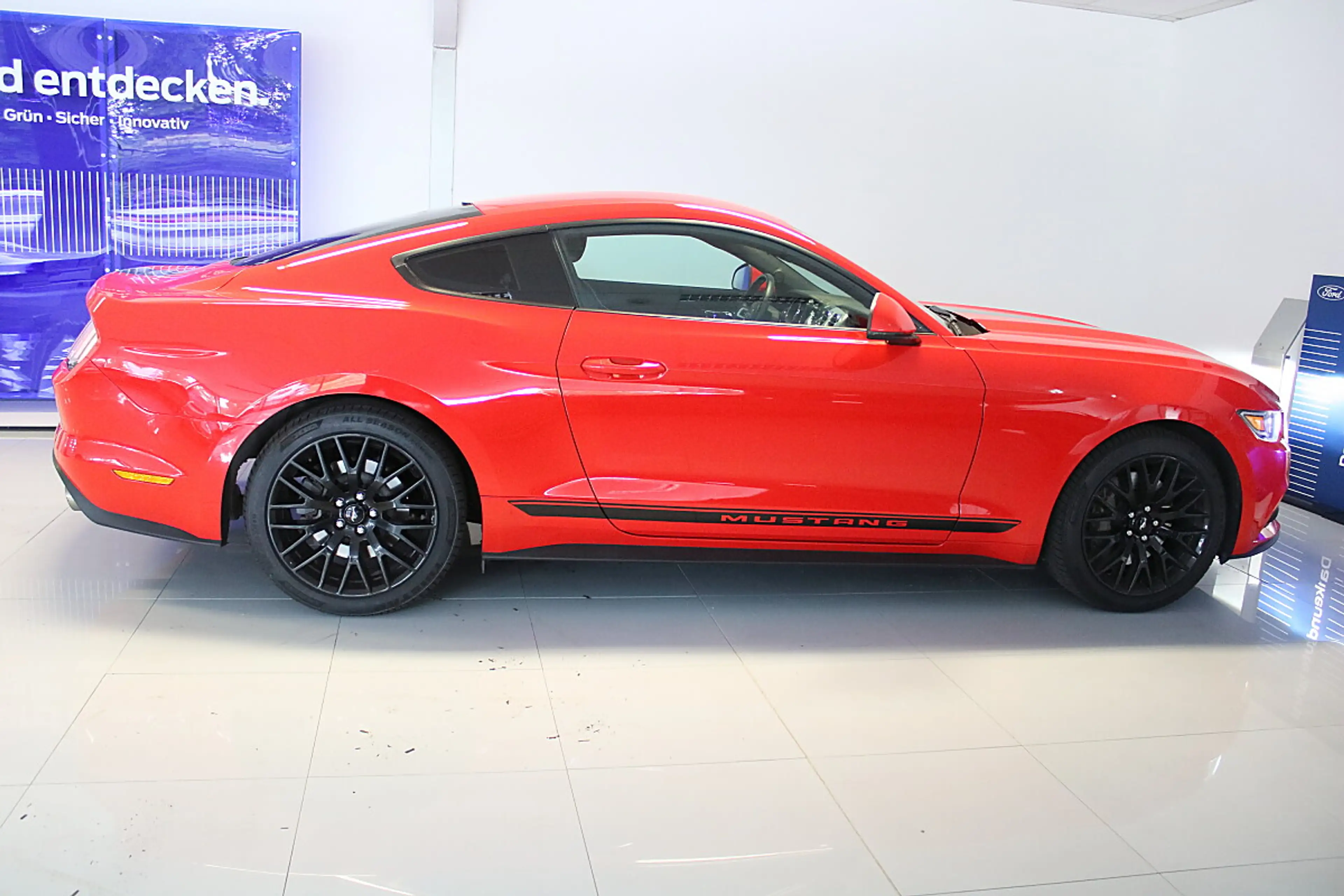 Ford Mustang 2,3 EcoBoost — photo 6