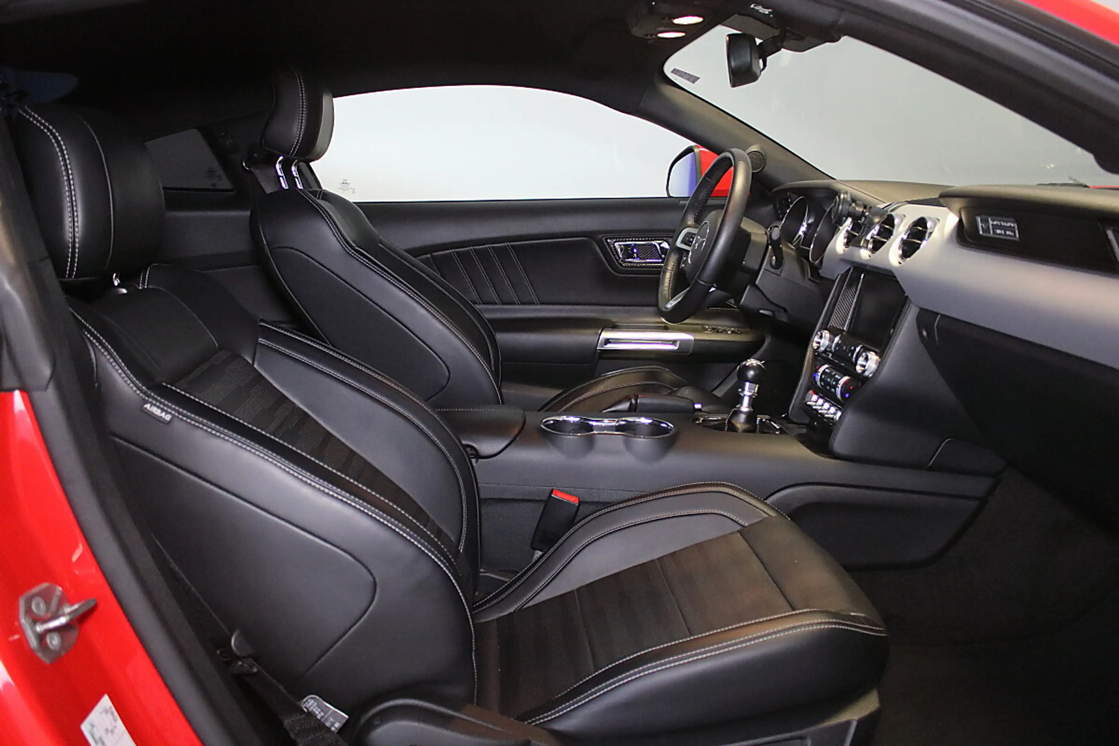 Ford Mustang 2,3 EcoBoost — photo 4