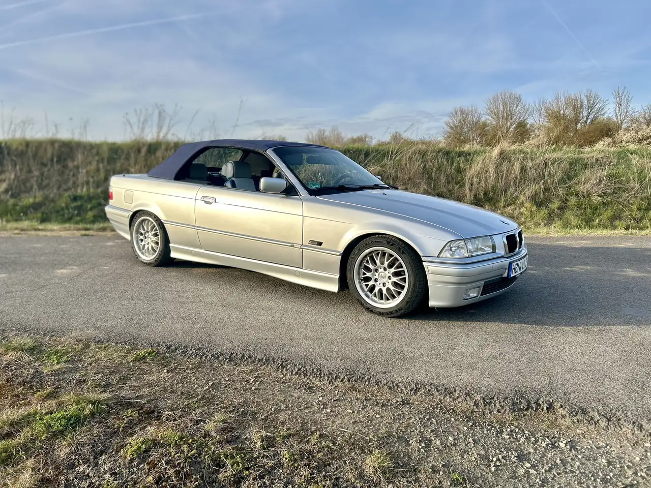 BMW 320i, foto 2