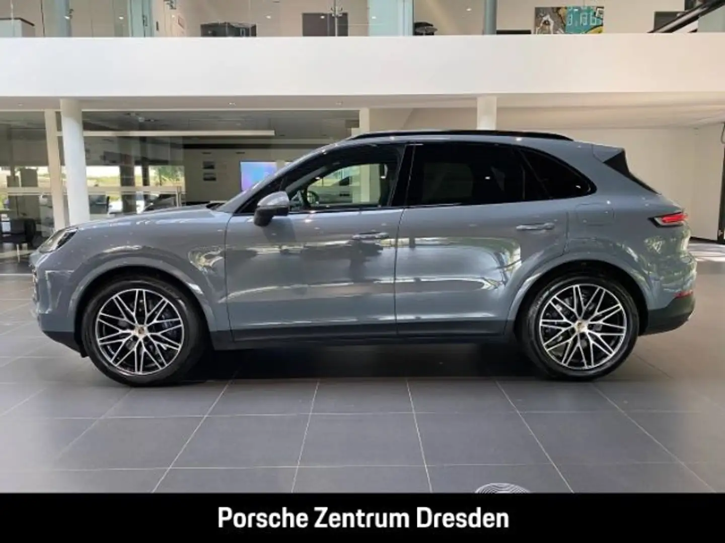 Porsche Cayenne E-Hybrid Pano Luft Inno 21" Memory Bose Grau - 2
