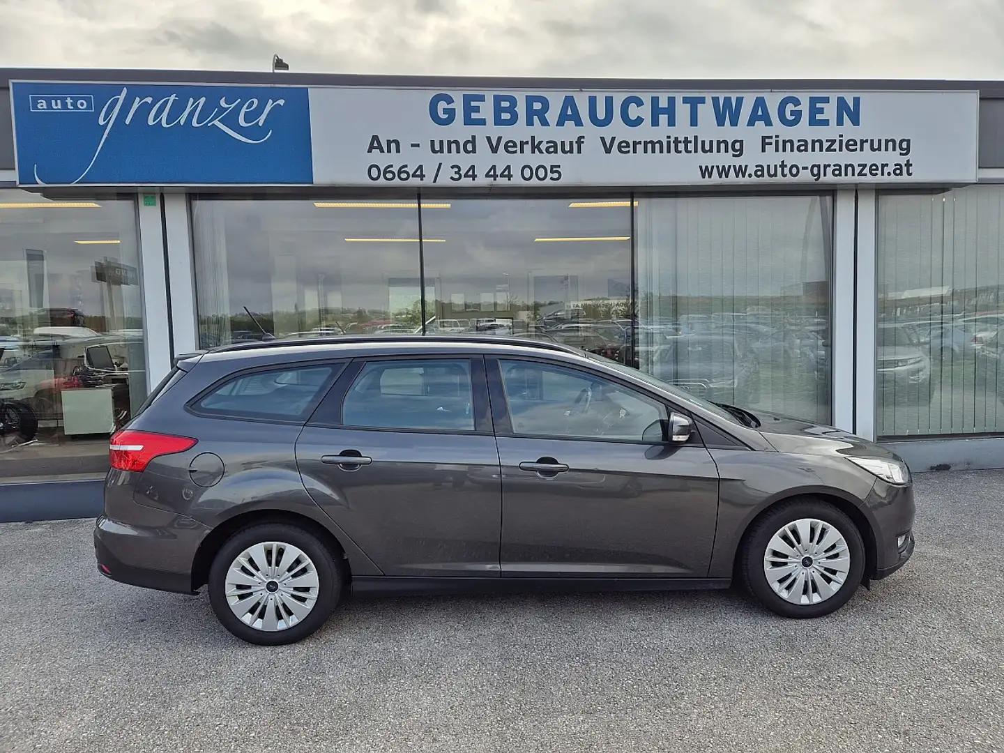 Ford Focus Traveller 1,0 EcoBoost Trend Grau - 1