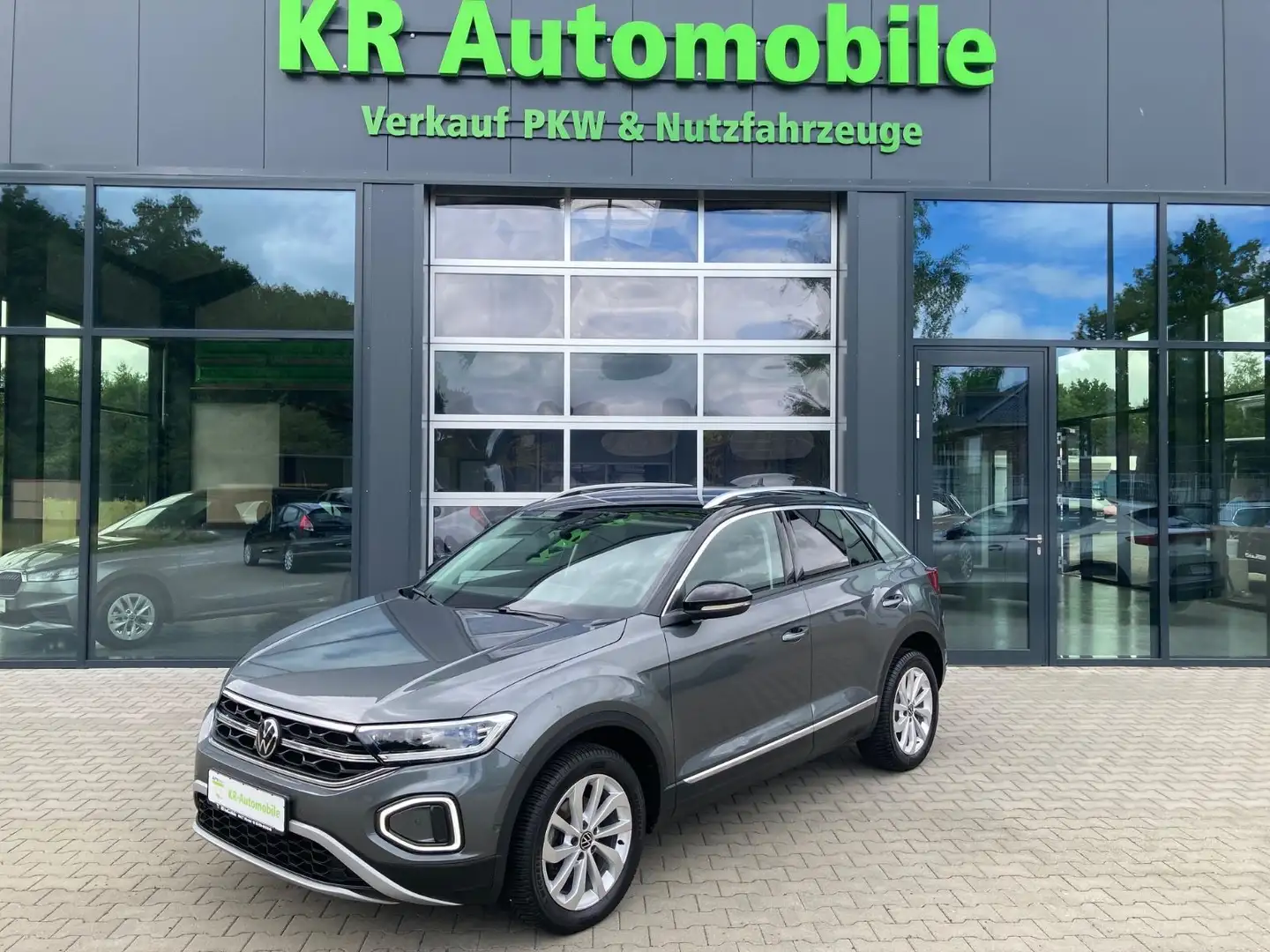 Volkswagen T-Roc Style - Ganzjahresreifen - AHK Grau - 2