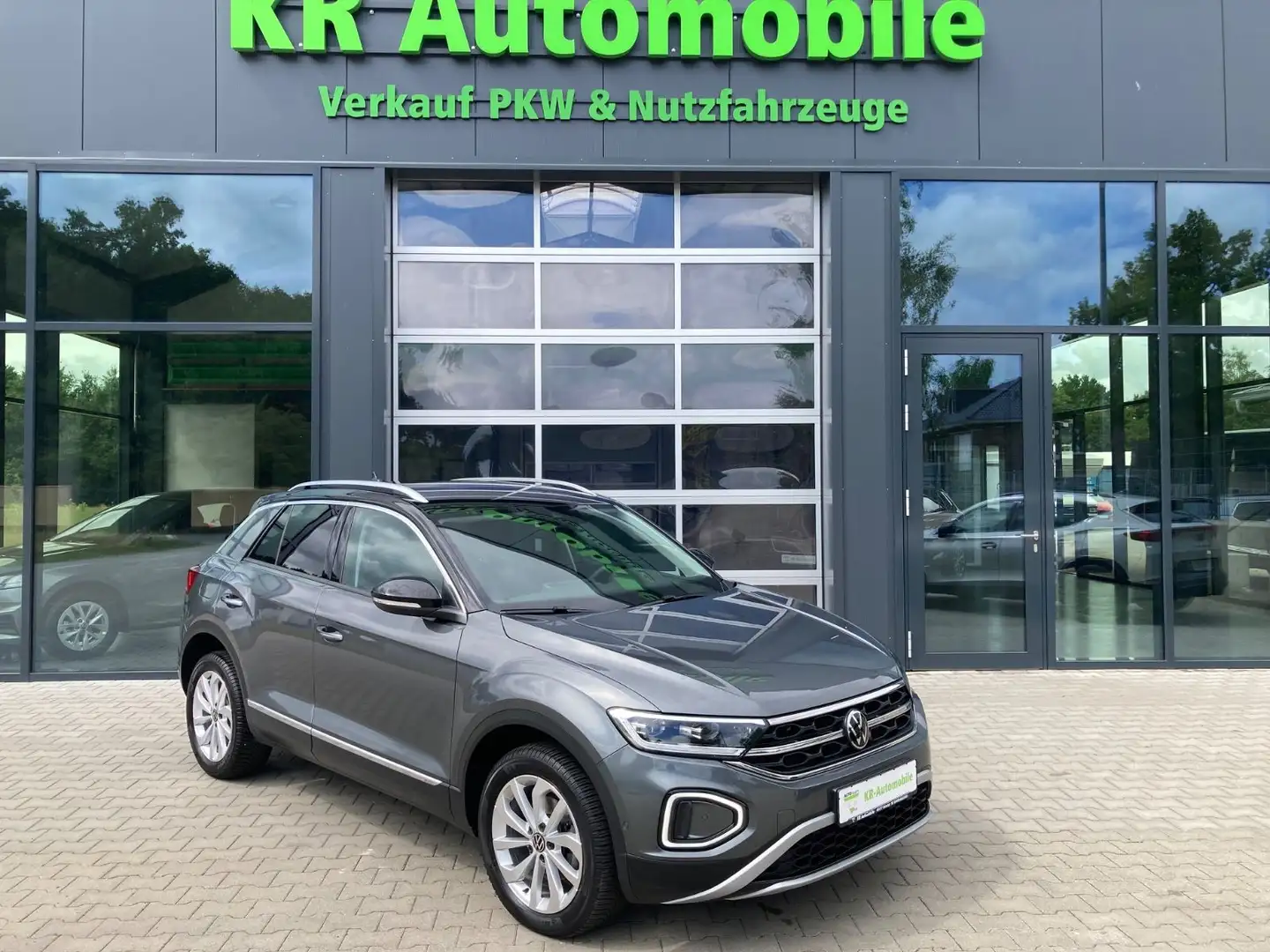 Volkswagen T-Roc Style - Ganzjahresreifen - AHK Grau - 1