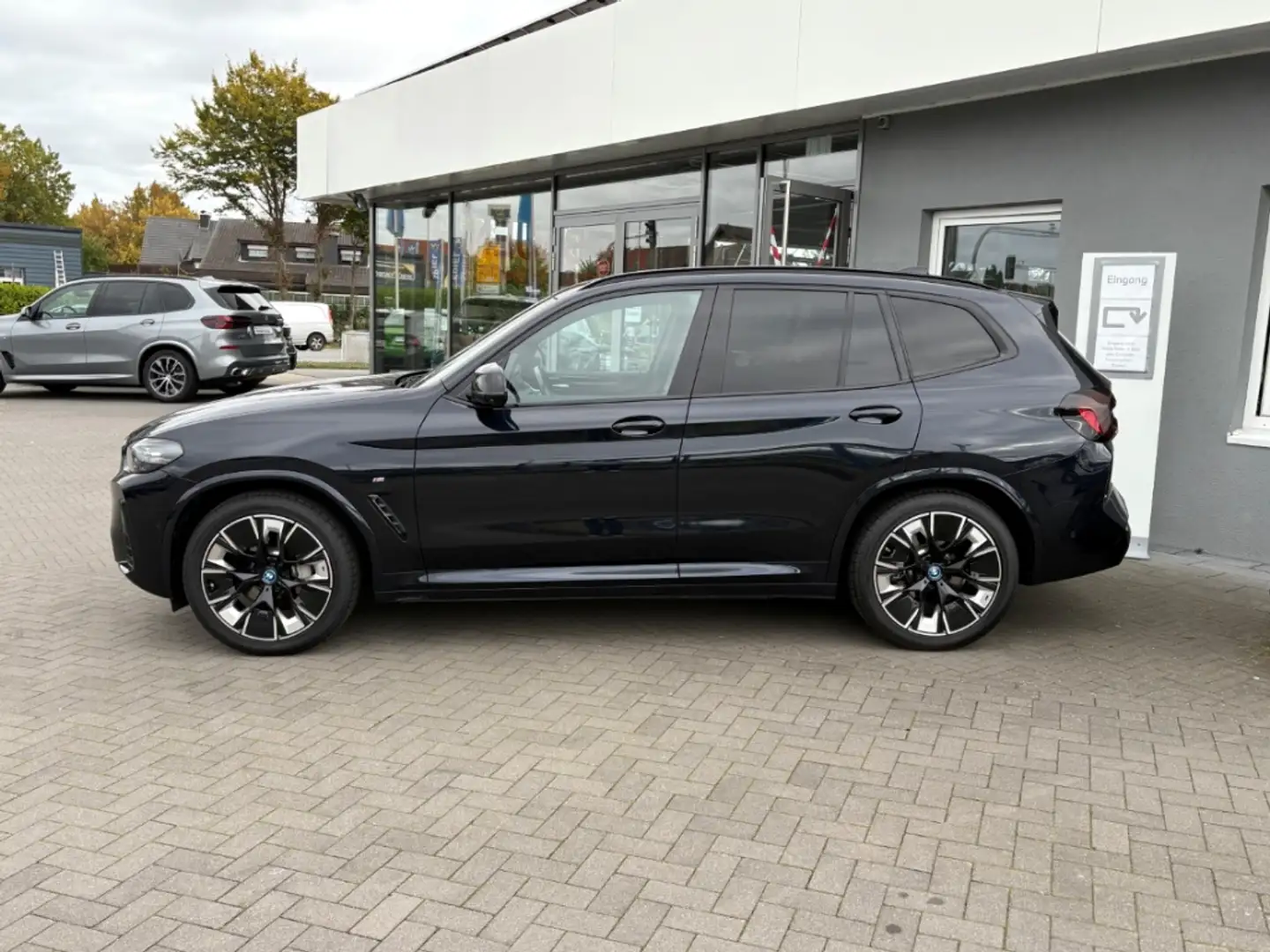 BMW iX3 Impressive M Sport AHK Driv.Assis.Pro Schwarz - 2