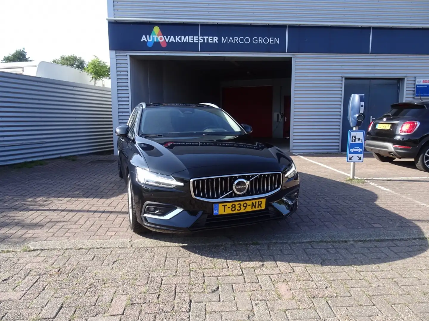 Volvo V60 wegklap trekhaak 2.0 B3 Ulti. Bright Noir - 1