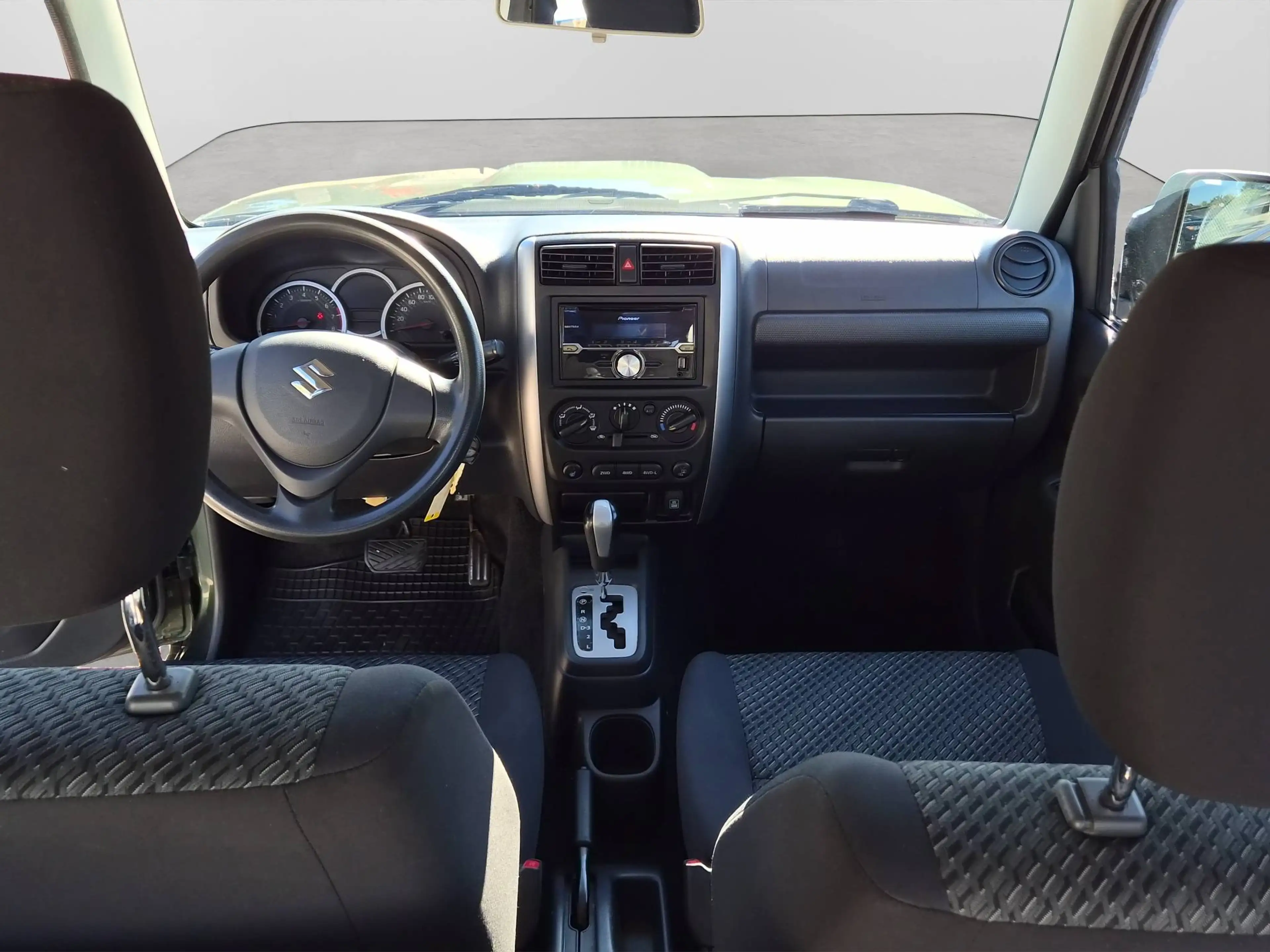 Suzuki Jimny Special, Automatik, Neue Reifen AHV usw...!! — photo 9