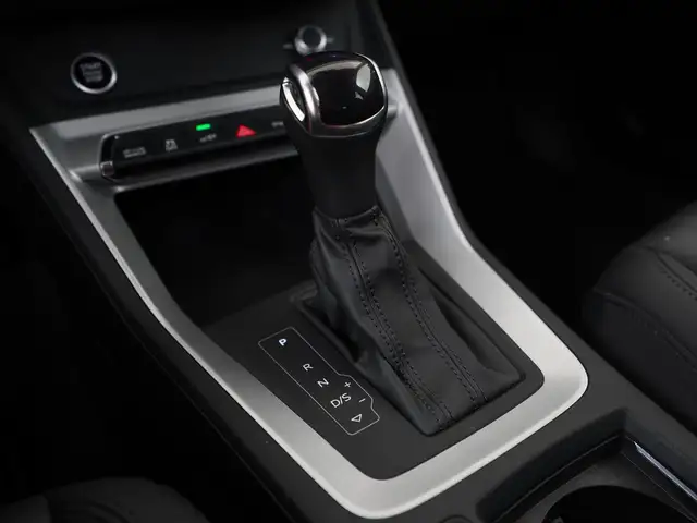 Audi Q3 view 11