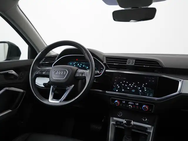 Audi Q3 view 6